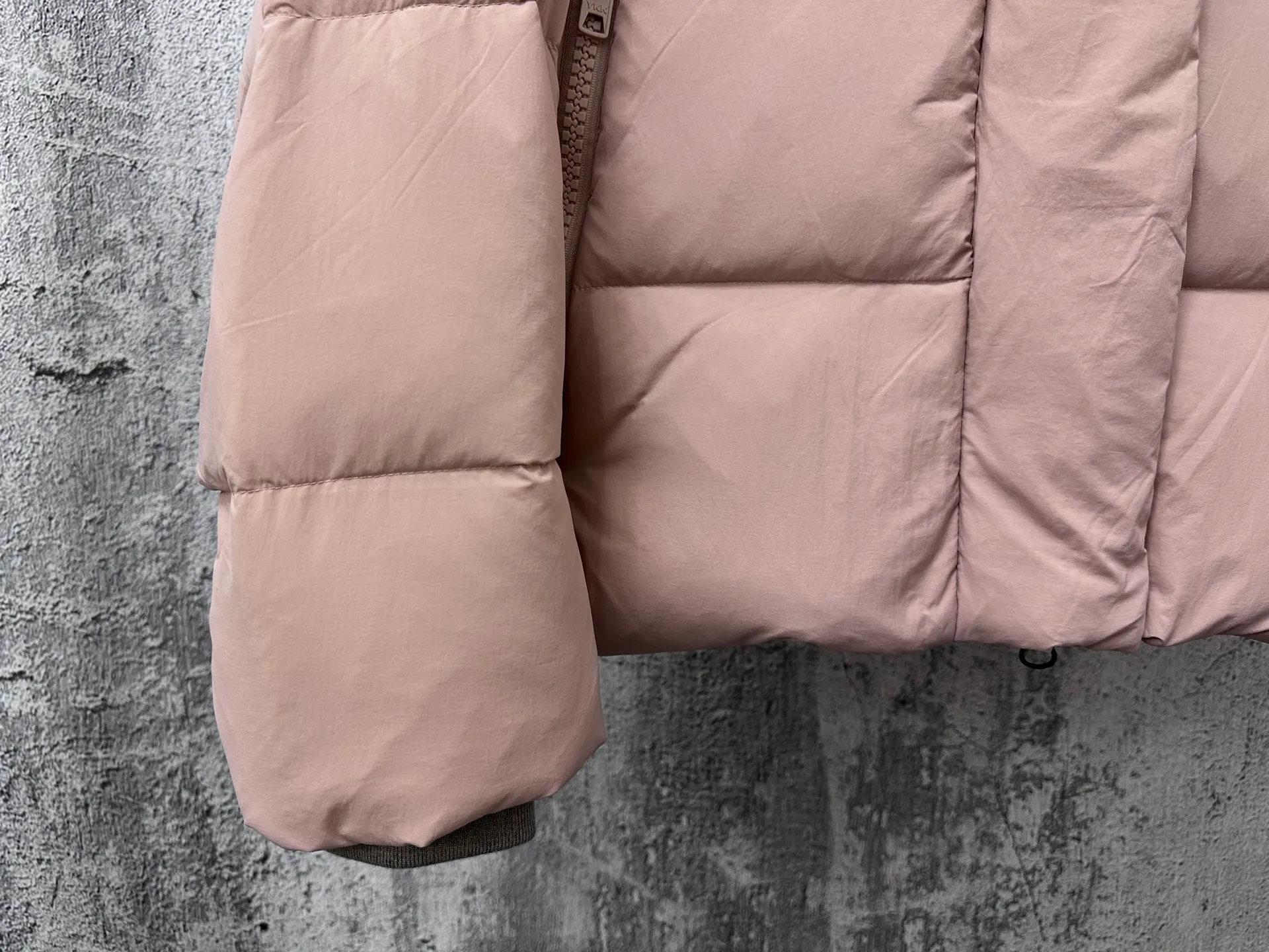 P740 【𝗖𝗔𝗡𝗔𝗗𝗔 𝗚𝗢𝗢𝗦𝗘】Capsule Series Macaron White Label Fabric: Made of soft EnduraLuxe fabric imported from DuPont, CORDURA, USA, which enhances the durability of easy-to-wear parts, is lightweight and durable; the liner is made of 400T anti-velvet gallbladder, which is comfortable, soft and non-velvet. : Equipped with a detachable hood, which can be adjusted in two directions, and is also filled with down, which brings greater softness and wrapping around the head and neck, and is full of warmth. This parka features white trim on the back and sides, and the hardware locks are all original and custom-made to match the muted fabric color. Goose label: The official website’s new series of silicone material labels, non-embroidery labels. Length: Fit hip-length. Size: XS-L